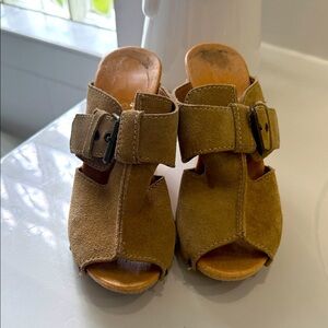 Vintage Wooden Suede Tan Women's Heels